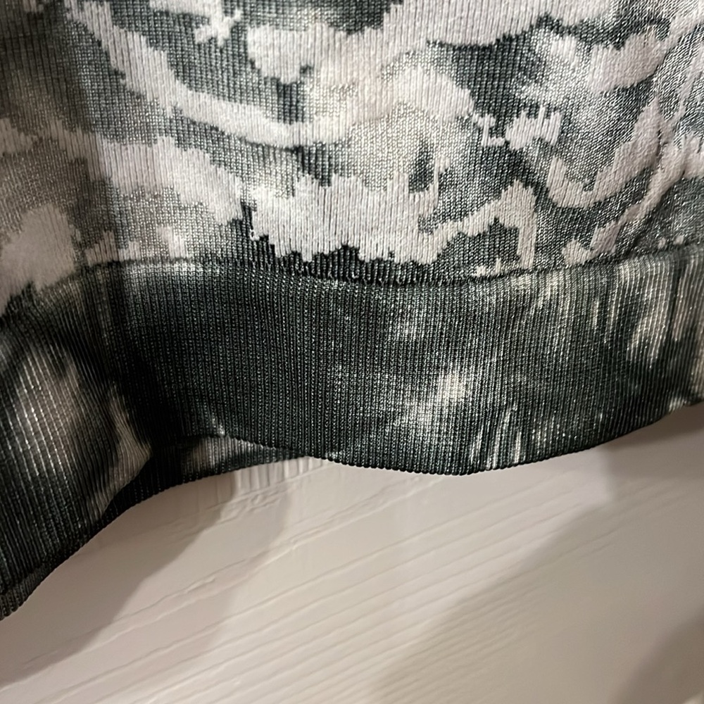 FABLETIC CROP TOP SIZE LARGE - Picture 2 of 2